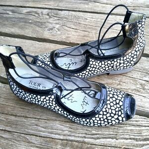 Peep Toes Black and White Leather  Un tour en ville Shoes